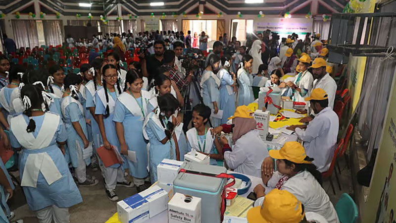 বেইলি রোডে ভিকারুননিসা নূন স্কুল অ্যান্ড কলেজে শিক্ষার্থীদের টাইফয়েডের টিকা দেওয়া হচ্ছে আজ থেকে শুরু টাইফয়েড টিকাদান কর্মসূচি, এক মাসে টিকা পাবে ৫ কোটি শিশু
