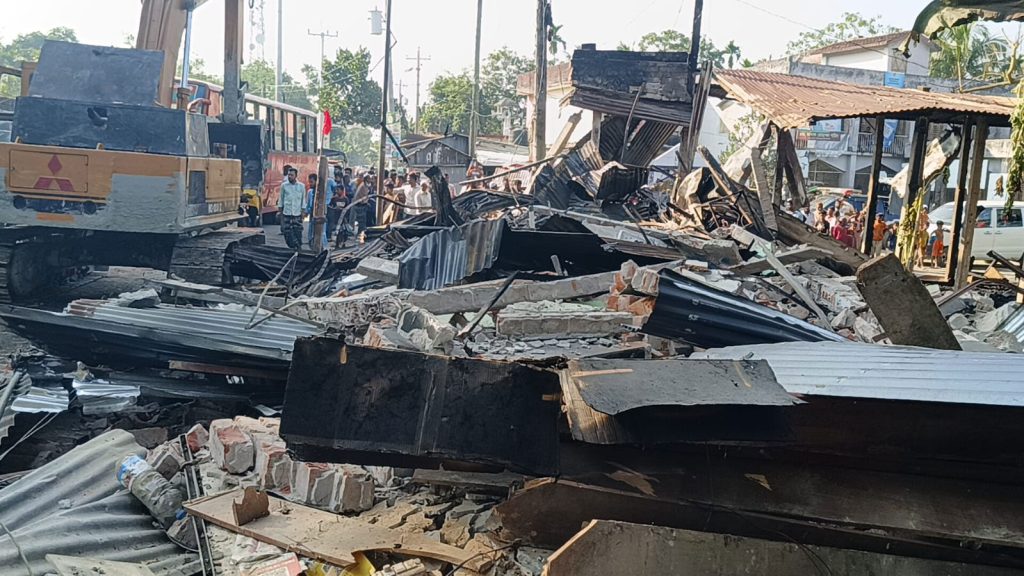 করিমগঞ্জে আদালতের উচ্ছেদ অভিযানে আগুন—পুড়ল চারটি দোকান