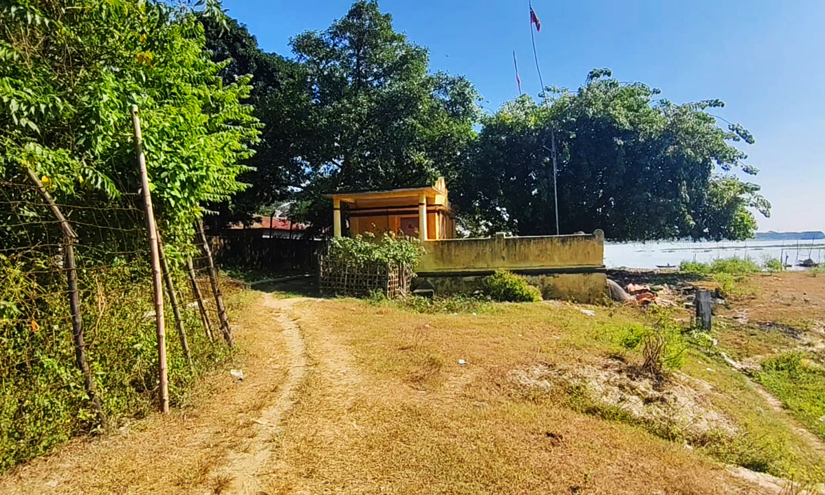 ৫৫ বছর ধরে সংস্কারহীন রাস্তা, ভেলায় লাশ শ্মশানে পৌঁছায়