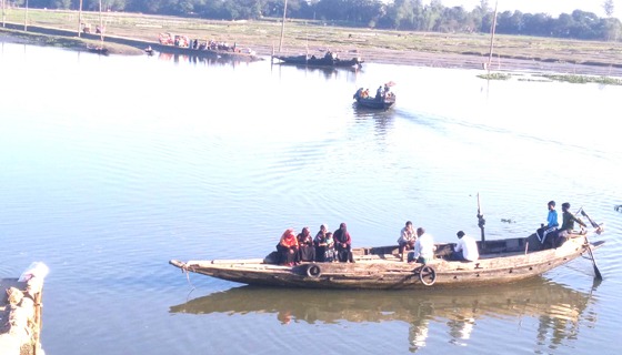 <span>দুটি সেতুর দাবি ১০ হাজার মানুষের / </span>দিলালপুর নদীঘাটে চরম ভোগান্তি