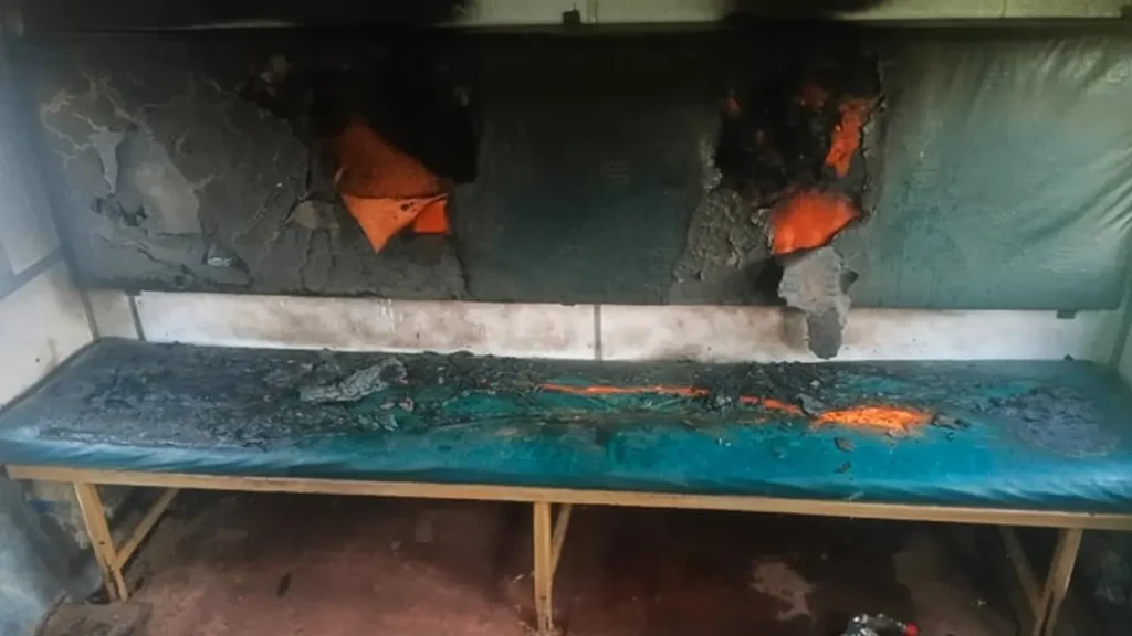 <span>বগির কয়েকটি সিট পুড়ে গেছে / </span>ময়মনসিংহে লোকাল ট্রেনে নাশকতার চেষ্টা