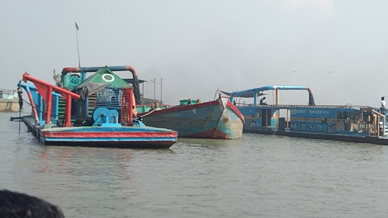 মেঘনা নদী থেকে অবৈধ বালি উত্তোলন: হুমকিতে তাপবিদ্যুৎকেন্দ্র ও জাতীয় গ্রিড লাইন