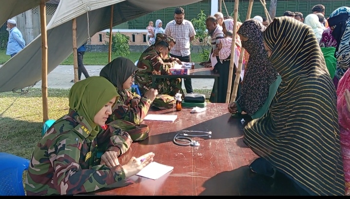 কিশোরগঞ্জে সেনাবাহিনীর ফ্রি মেডিকেল ক্যাম্পে চিকিৎসা নিলেন প্রায় দুই হাজার মানুষ