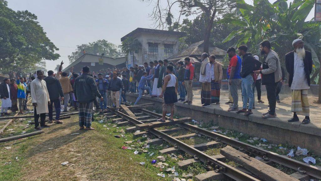 কিশোরগঞ্জ-৫ আসনে বিএনপির প্রার্থী পরিবর্তনের প্রতিবাদে রেল অবরোধ
