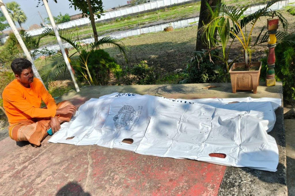 ইটনায় মুরগি কিনতে গিয়ে পিটুনিতে এক ক্রেতার মৃত্যু