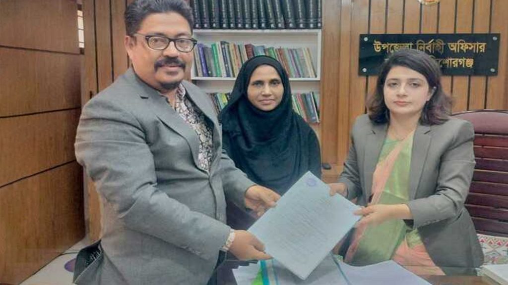 কিশোরগঞ্জ-৩: মুজিবুল হক চুন্নুর পক্ষে মনোনয়নপত্র সংগ্রহ