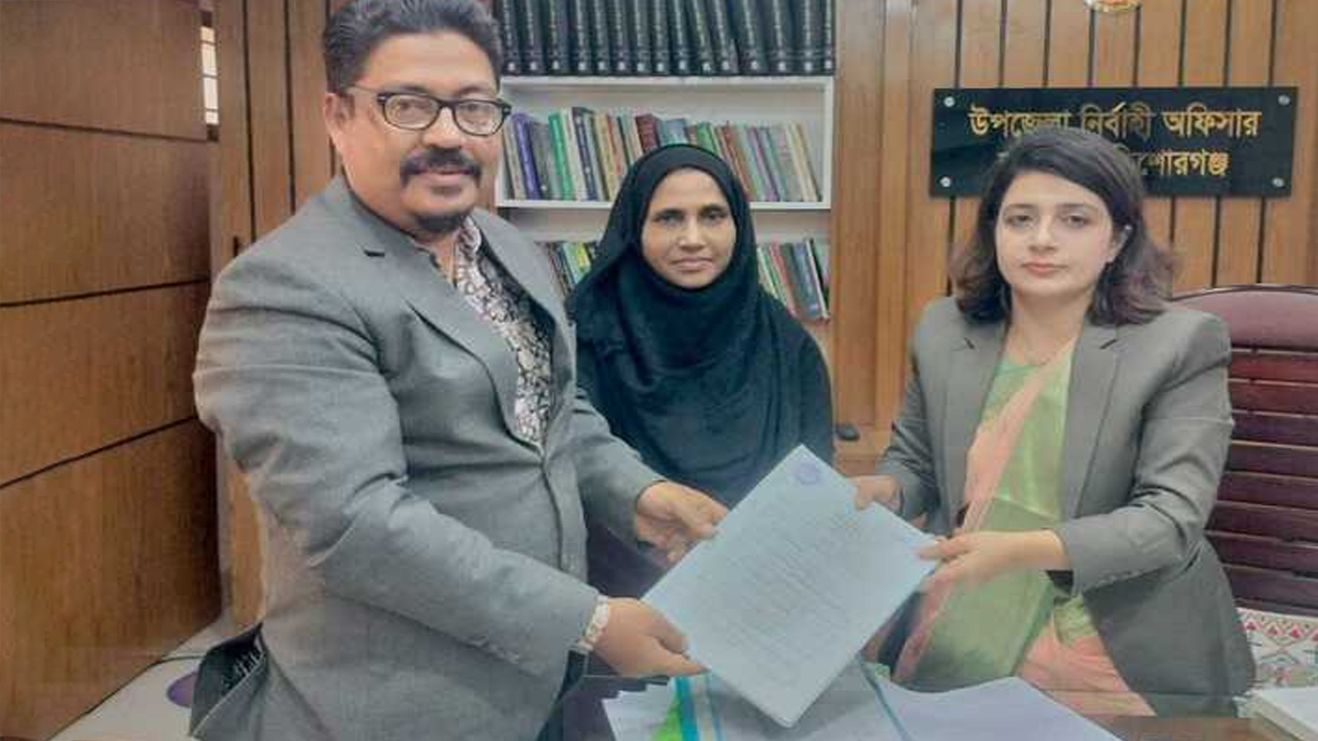 কিশোরগঞ্জ-৩: মুজিবুল হক চুন্নুর পক্ষে মনোনয়নপত্র সংগ্রহ