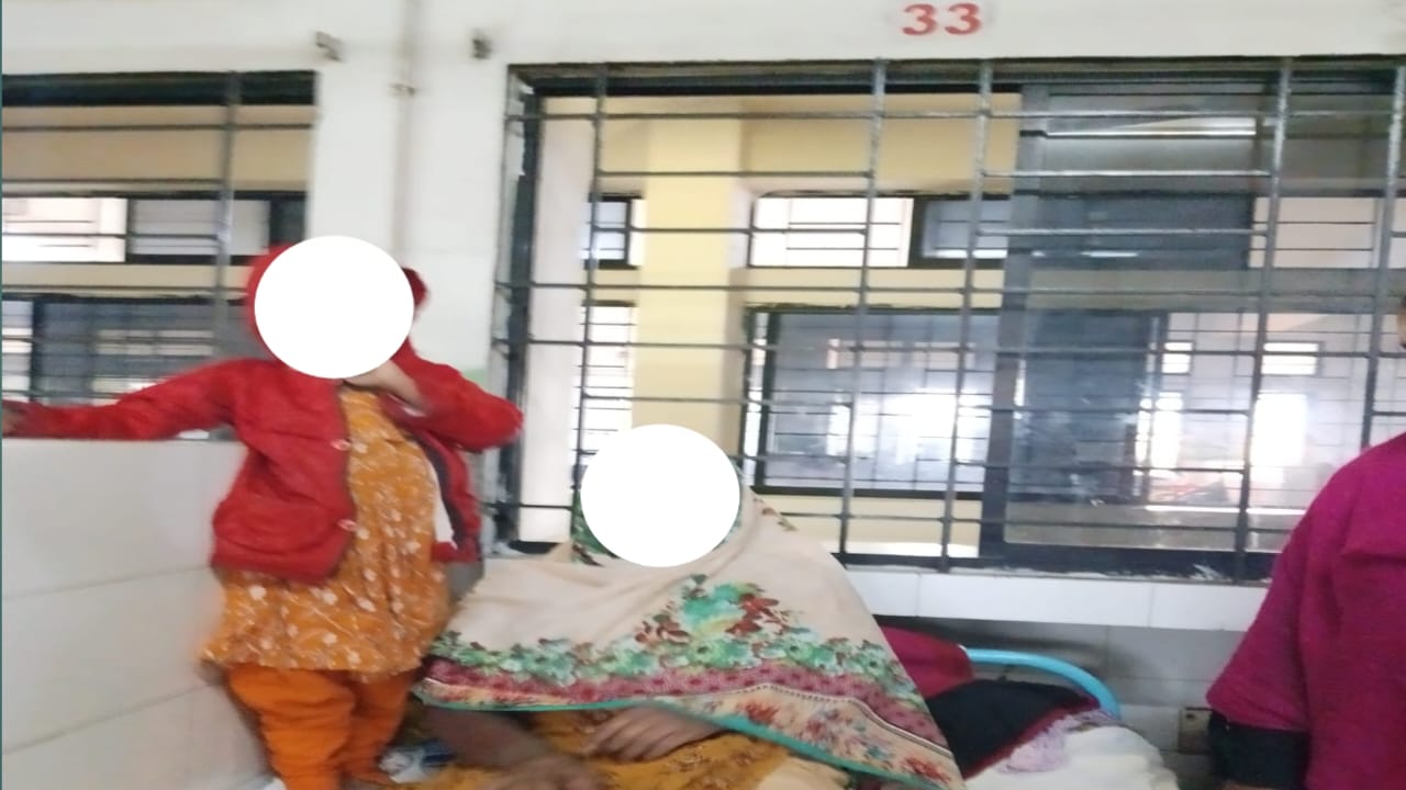 যৌতুকের দাবিতে নির্মম নির্যাতনের পর রাস্তায় ফেলে যাওয়া স্ত্রীকে কামড়ালো পাগলা কুকুর