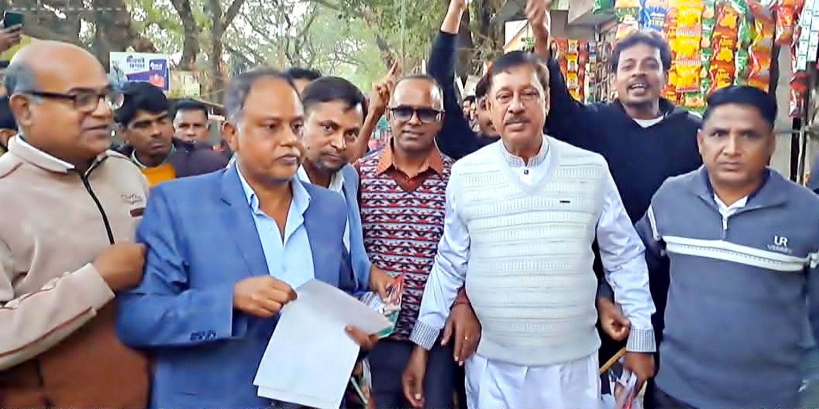 কটিয়াদীতে ধানের শীষের পক্ষে গণসংযোগ ও লিফলেট বিতরণ