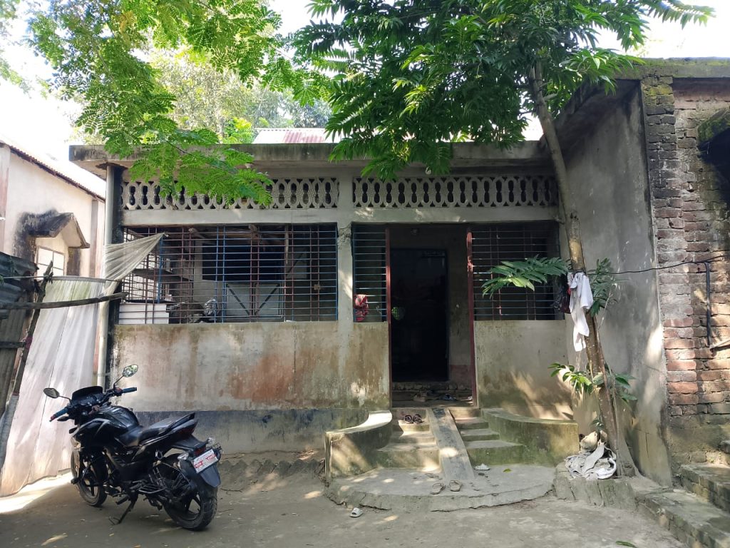 কটিয়াদীতে পৈতৃক সম্পত্তি থাকা সত্ত্বেও ভুয়া কাগজে জমা খারিজের অভিযোগ