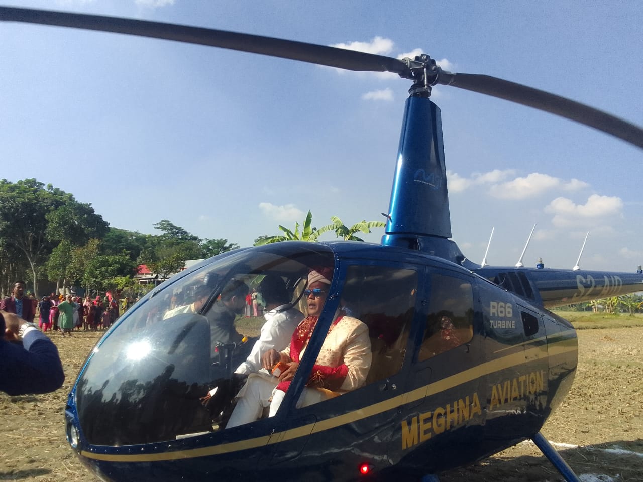 হেলিকপ্টারে চড়ে বউ আনলেন প্রবাসী শফিকুল, মায়ের ইচ্ছা পূরণ