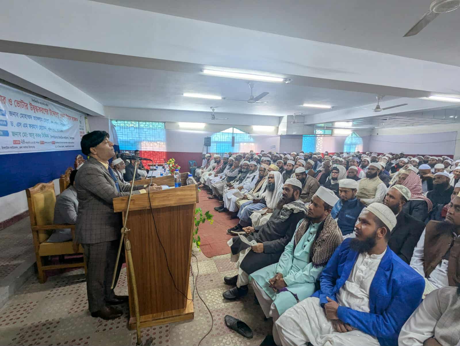 কিশোরগঞ্জে ‘হ্যাঁ’ ভোটের পক্ষে জেলা ইমাম সম্মেলন অনুষ্ঠিত