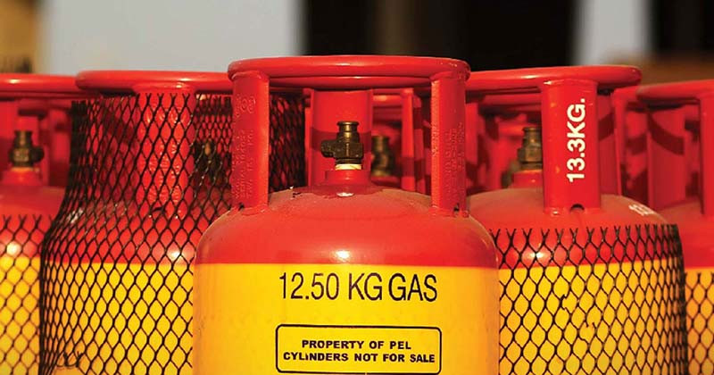 ভৈরবে এলপি গ্যাসের সরবরাহ অপ্রতুল, ১৩০০ টাকার সিলিন্ডার ২ হাজারেও মিলছে না