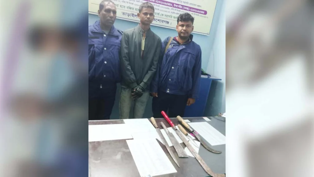 তাড়াইলে যৌথবাহিনীর অভিযানে দেশীয় অস্ত্রসহ কিশোর আটক