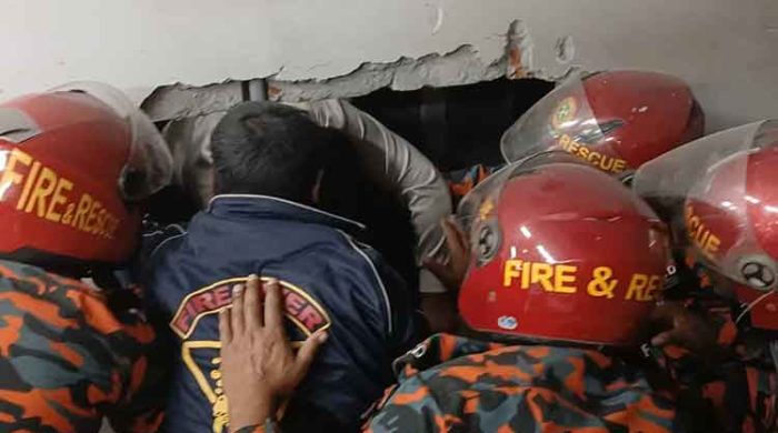 কিশোরগঞ্জে আবাসিক হোটেলের লিফটে আটকে পড়া বরসহ ১০ জন উদ্ধার