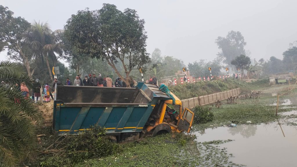 নওগাঁর মহাদেবপুরে ডাম্প ট্রাকের চাপায় অটোভ্যান বিধ্বস্ত, নিহত ৫