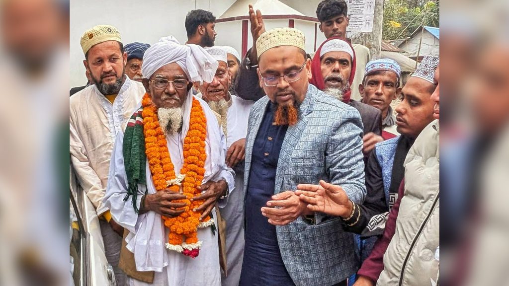 ৭২ বছর পরে গাজীপুর কেন্দ্রীয় মসজিদে খতিব আবদুল হকের আবেগঘন বিদায়