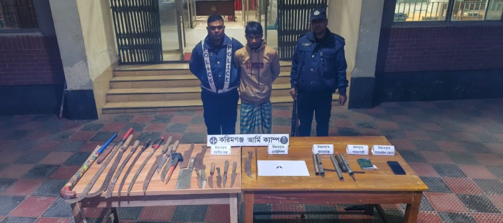 তাড়াইলে সেনা-পুলিশের যৌথ সন্ত্রাসবিরোধী অভিযানে অস্ত্রসহ যুবক আটক