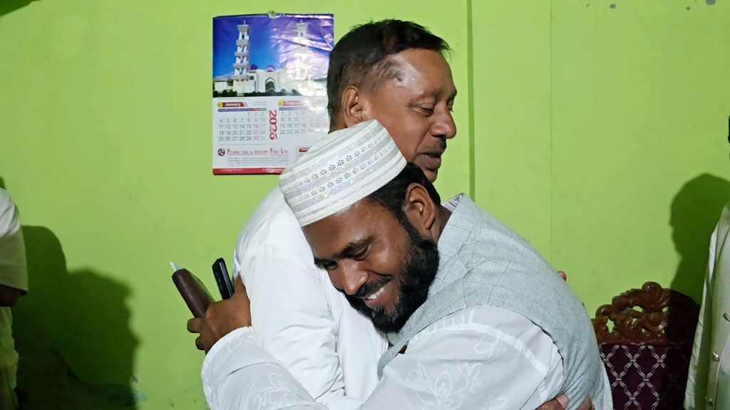 রাজনৈতিক সৌহার্দ্যের দৃষ্টান্ত: প্রতিদ্বন্দ্বীর বাড়িতে নবনির্বাচিত সাংসদ