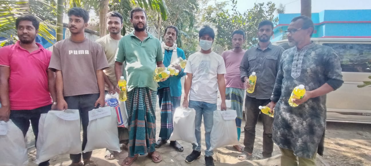 কটিয়াদীতে রমজান উপলক্ষে অসহায় মানুষের মাঝে খাদ্যসামগ্রী বিতরণ