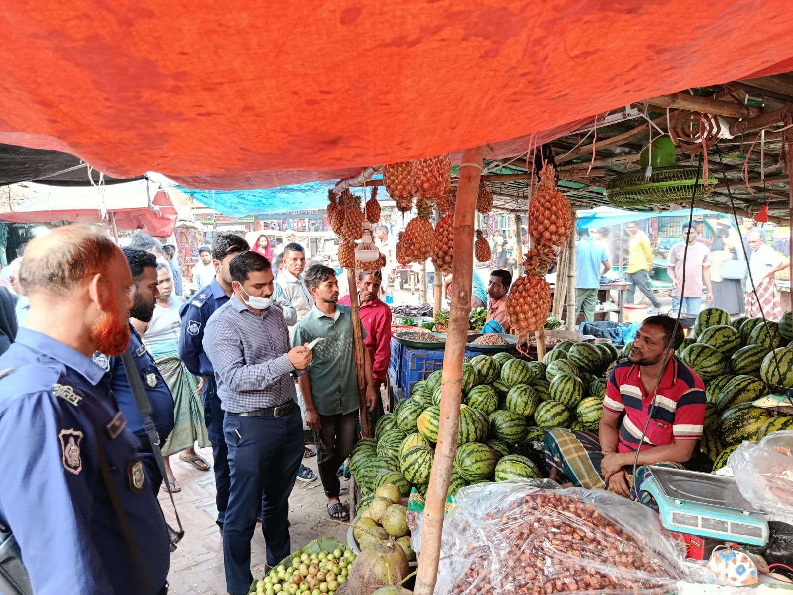 সরারচর বাজারে ভ্রাম্যমাণ আদালত, ফল ও ইফতারির দোকানে জরিমানা