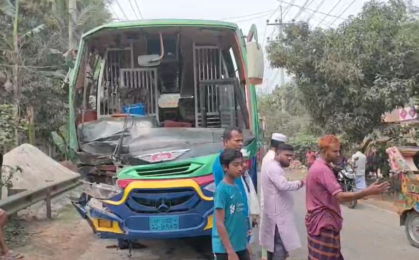 কাপাসিয়ায় কাভার্ড ভ্যান ও যাত্রীবাহী একটি বাসের মুখোমুখি সংঘর্ষে চালক নিহত