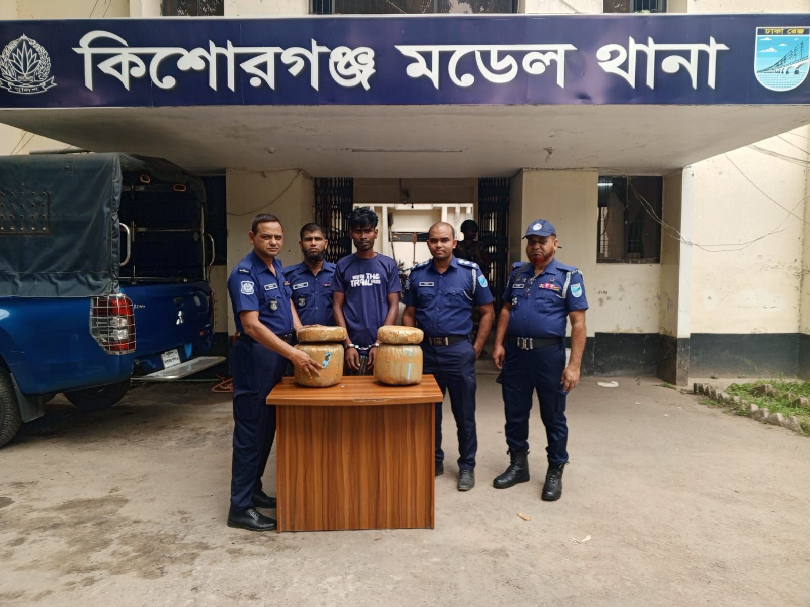 কিশোরগঞ্জে ৯ কেজি গাঁজাসহ মাদক ব্যবসায়ী গ্রেফতার