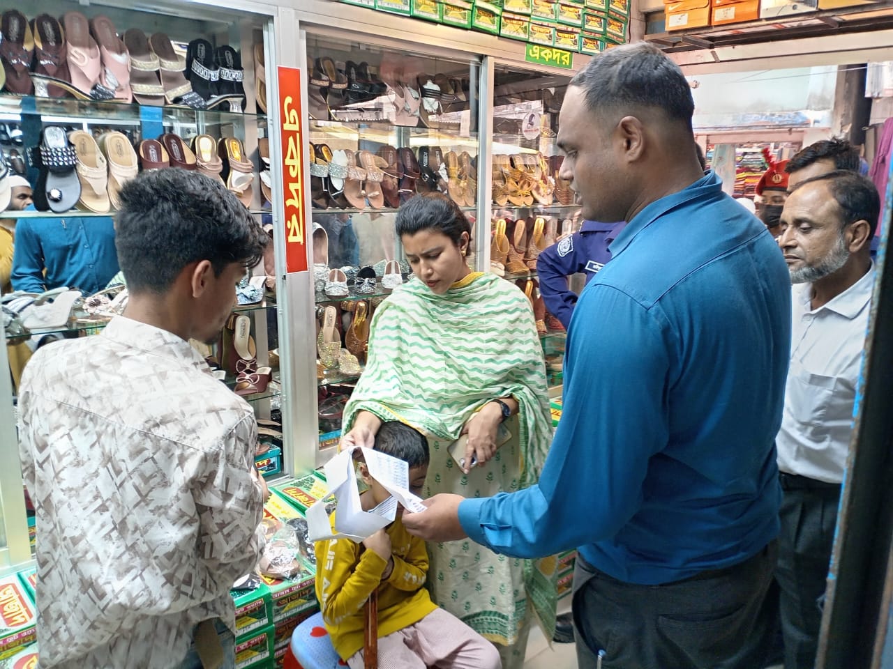 হোসেনপুর পৌর বাজারে মোবাইল কোর্ট, জরিমানা ৮ হাজার টাকা