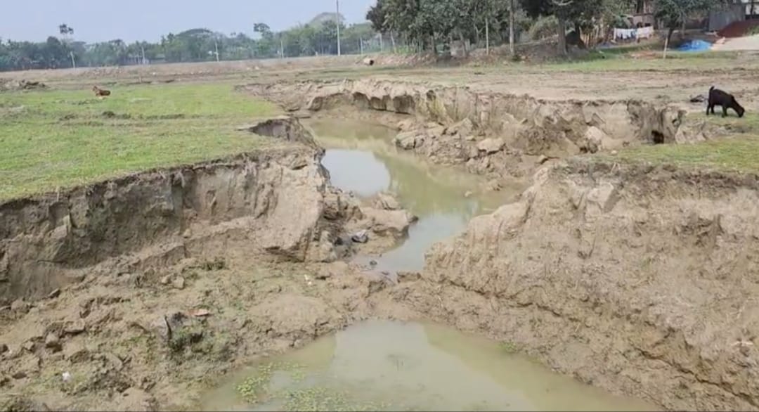 হোসেনপুরে কৃষিজমি কাটার অভিযোগে প্রশাসনের দ্বারস্থ স্থানীয় বাসিন্দা