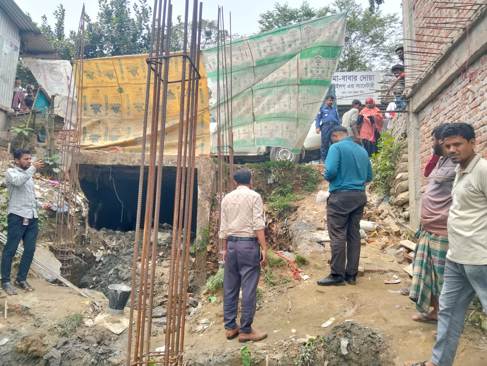 হোসেনপুরে খাস জমিতে ভবন নির্মাণে নড়েচড়ে বসেছে প্রশাসন