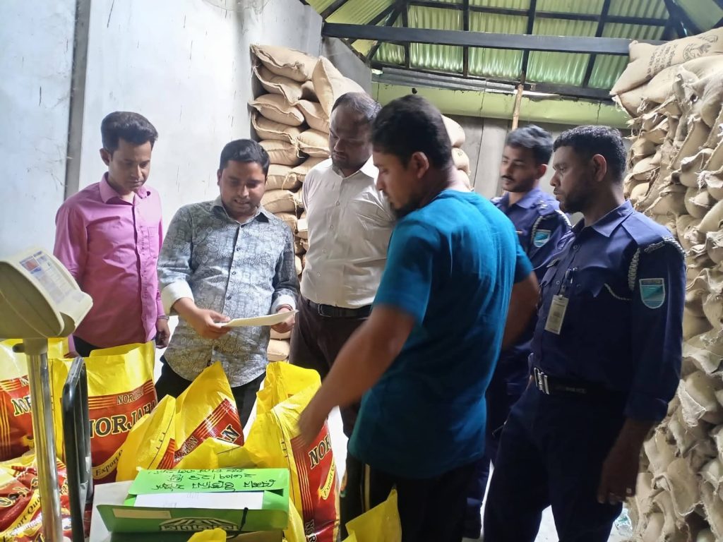 হোসেনপুরে সরকারি সিলযুক্ত চাল মজুত, ব্যবসায়ীকে জরিমানা