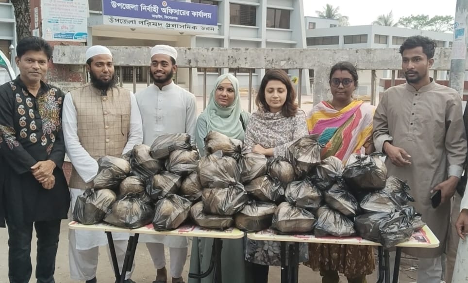 তাড়াইলে ‘মানব সেবায় আমরা’র উদ্যোগে ছিন্নমূল মানুষের মাঝে ইফতার বিতরণ
