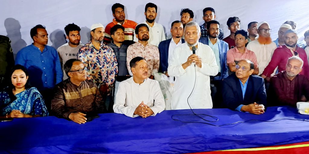 কটিয়াদীর বাচ্চু মিয়ার বাড়িতে প্রধানমন্ত্রীর সহায়তা পৌঁছে দিলেন মন্ত্রী আরিফুল