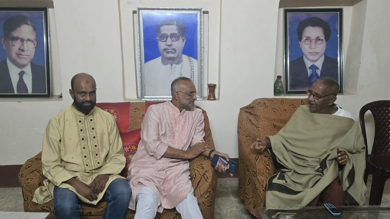 গাংগাটিয়ায় জমিদার মানব বাবুর সঙ্গে জেলা পরিষদ প্রশাসকের সাক্ষাৎ