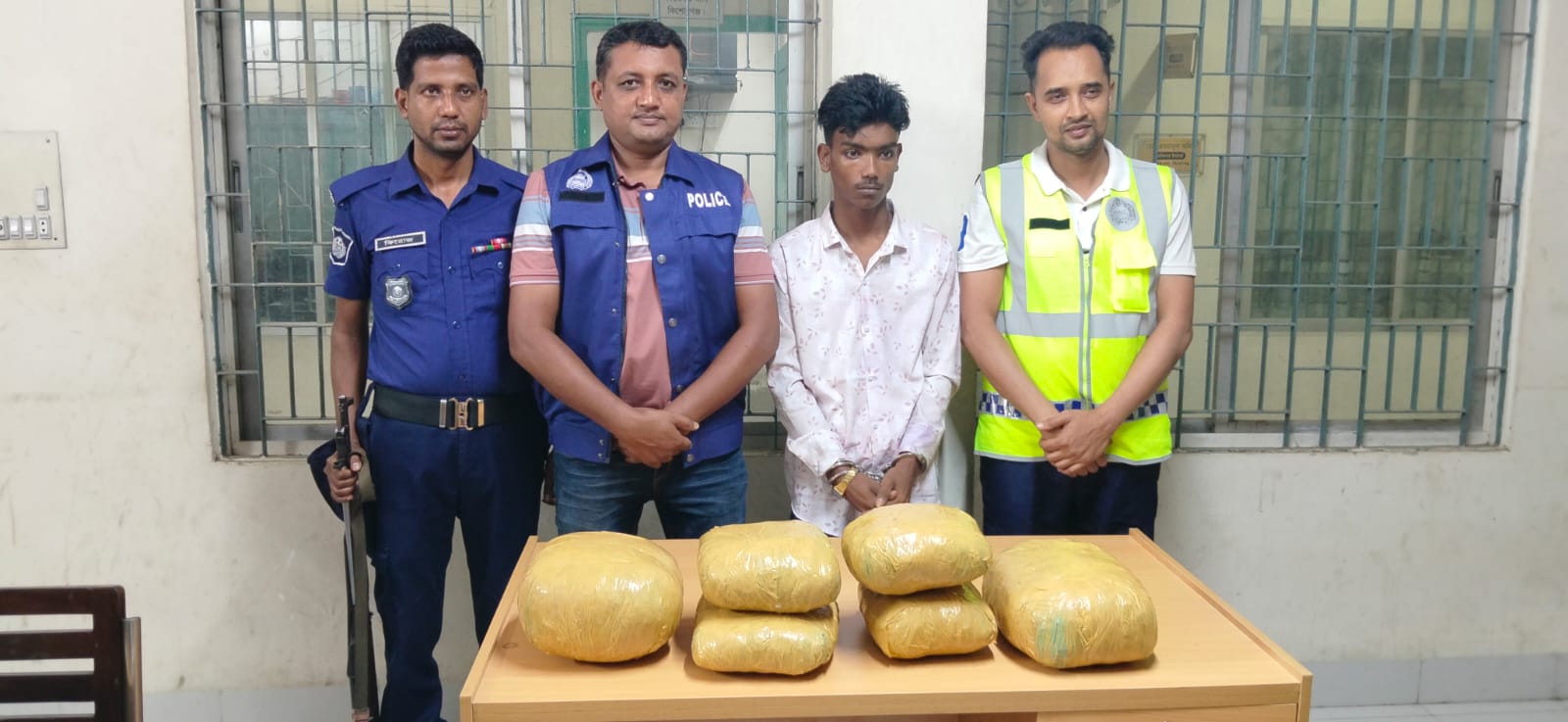 করিমগঞ্জে ৮ কেজি গাঁজাসহ মাদক ব্যবসায়ী আটক