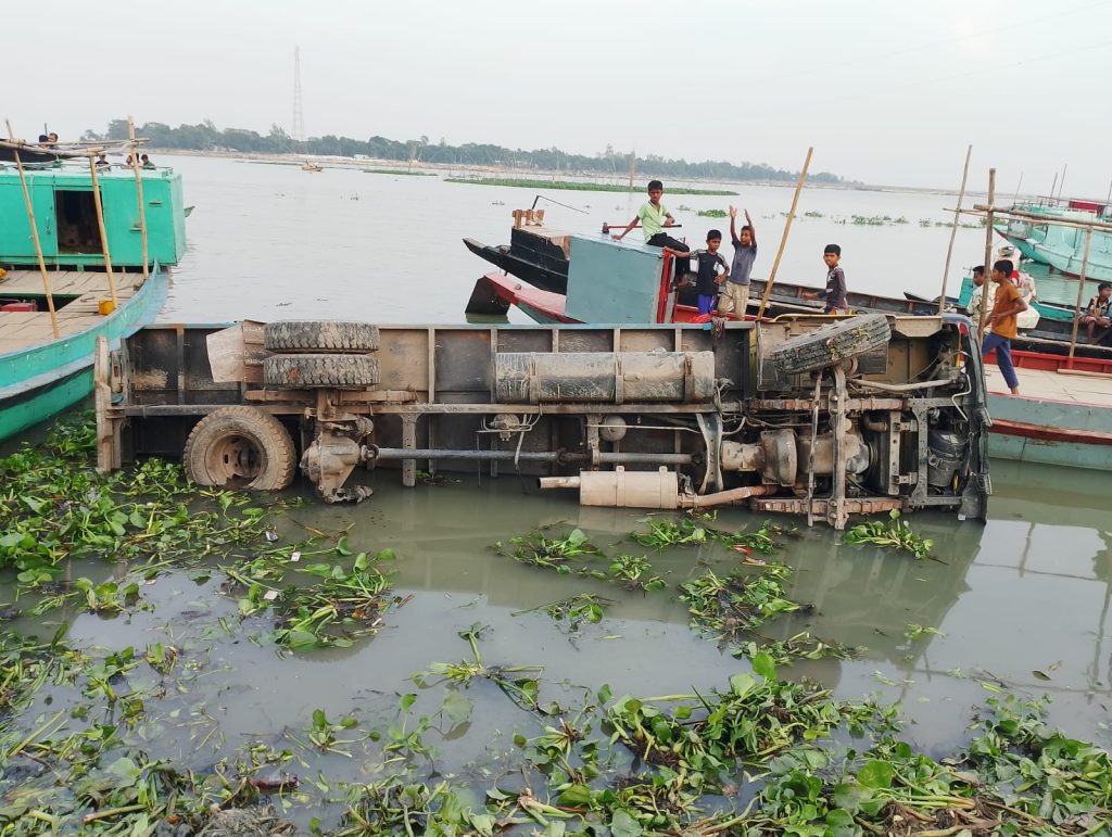 বাজিতপুরের পাটুলী ফেরিঘাটে ব্রেক ফেল, নদীতে ট্রাক; পথচারী শ্রমিক নিহত