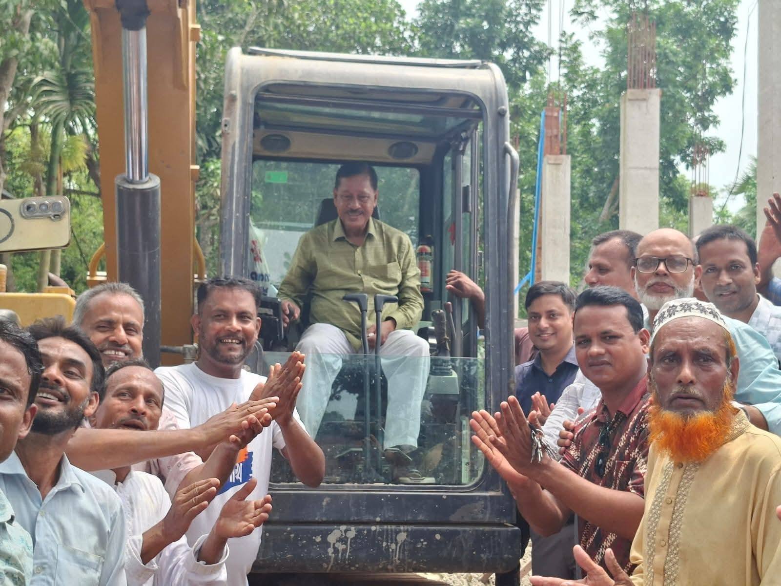 পাকুন্দিয়ায় ৩ ইউনিয়নে ২.৪৫ কিমি সড়ক উন্নয়ন কাজের উদ্বোধন