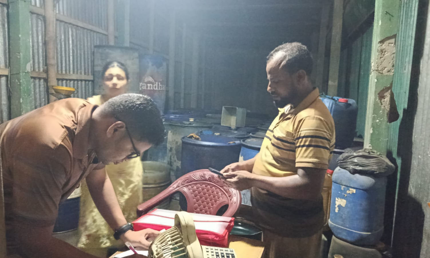 রাতের অভিযানে তাড়াইলে ধরা পড়ল অবৈধ ডিজেল চক্র