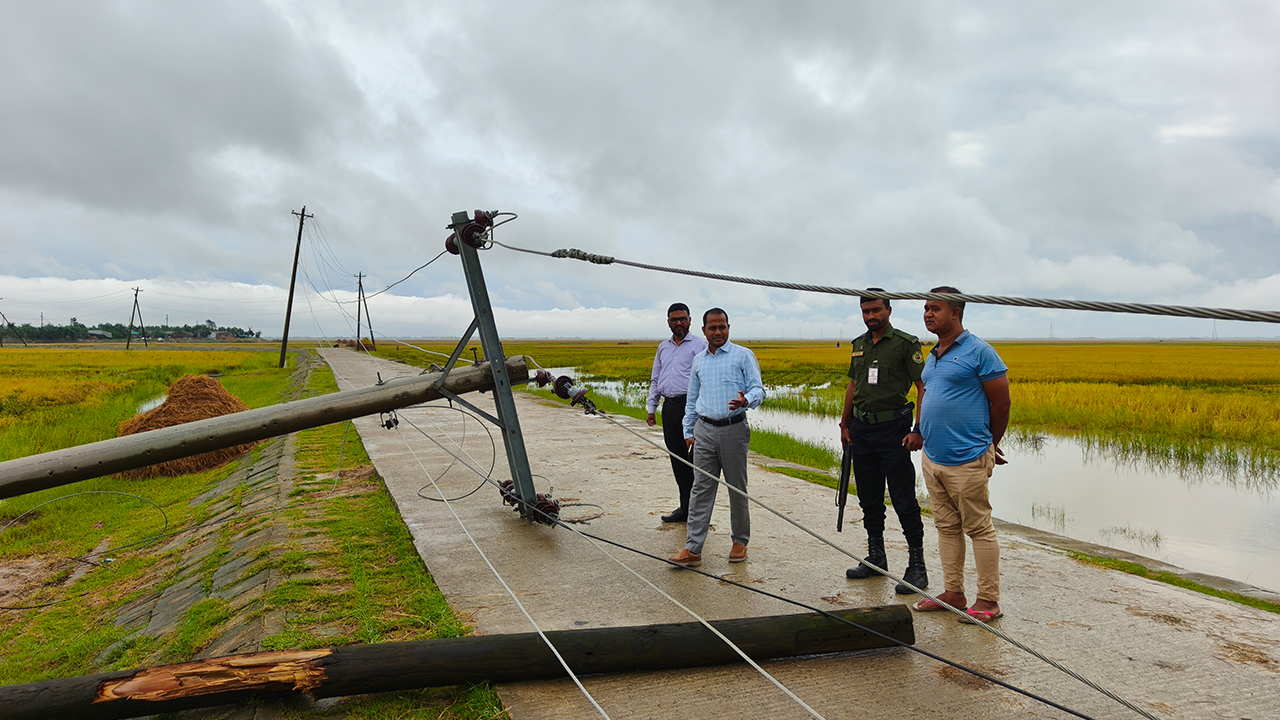 ইটনায় কালবৈশাখীর তাণ্ডব: ১৬ গ্রাম বিদ্যুৎহীন, ভোগান্তিতে হাজারো মানুষ