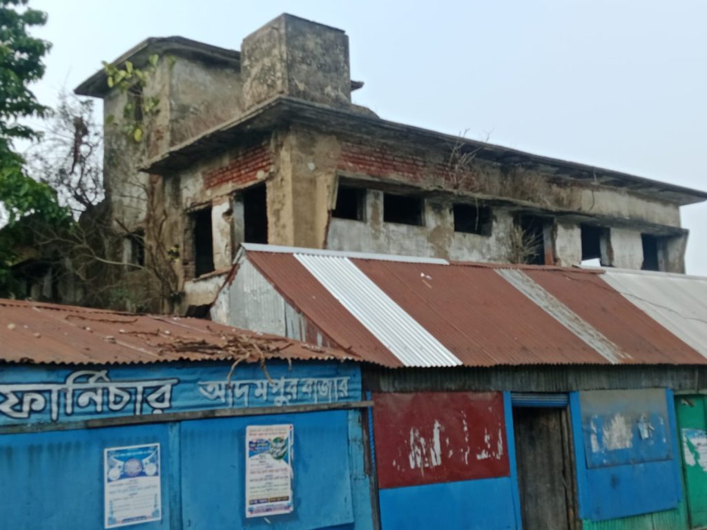 আদমপুরে ২০ বছর ধরে পরিত্যক্ত স্বাস্থ্যকেন্দ্র দখলে, চিকিৎসা বঞ্চিত হাজারো মানুষ