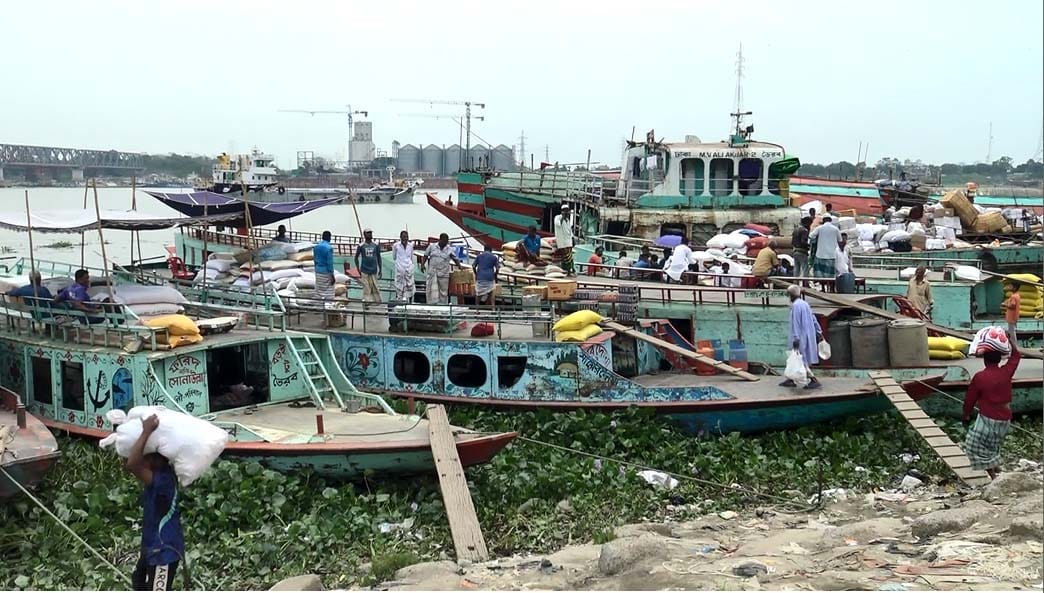 ভৈরবে তেলের সংকটে নৌযান চলাচল ব্যাহত, অতিরিক্ত দামে বিক্রির অভিযোগ