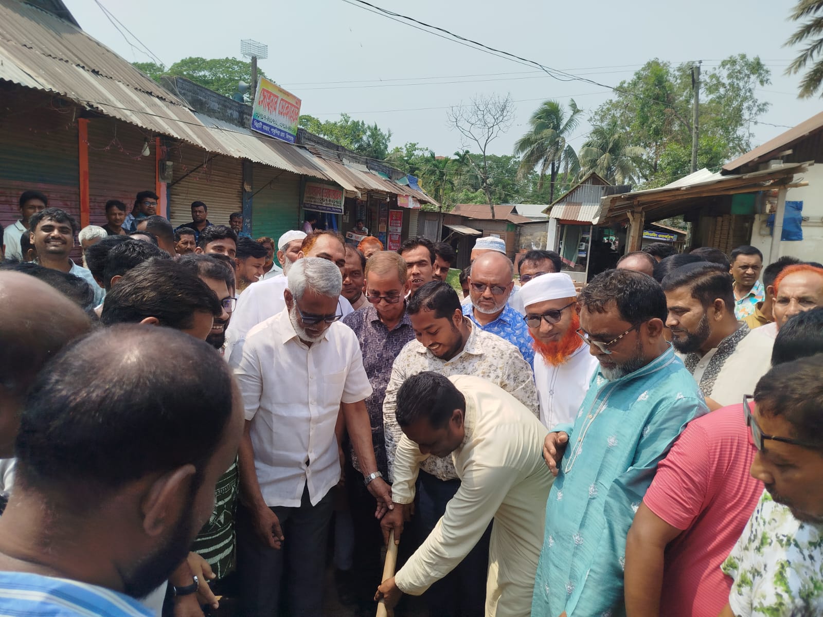 বিন্নাটী বাজার এলাকায় দীর্ঘদিন বন্ধ খাল খনন কাজের উদ্বোধন করলেন সংসদ সদস্য