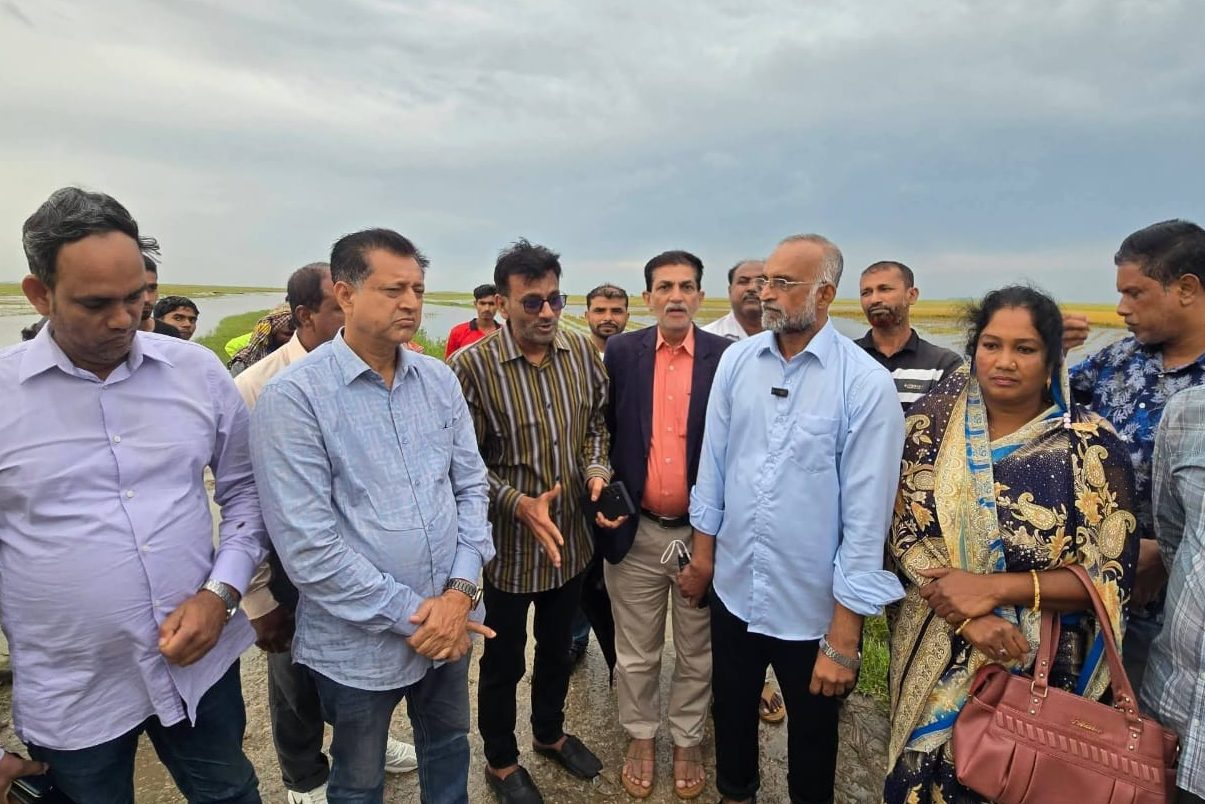 অষ্টগ্রাম হাওরে ক্ষতিগ্রস্ত কৃষকদের পাশে জেলা পরিষদ প্রশাসক