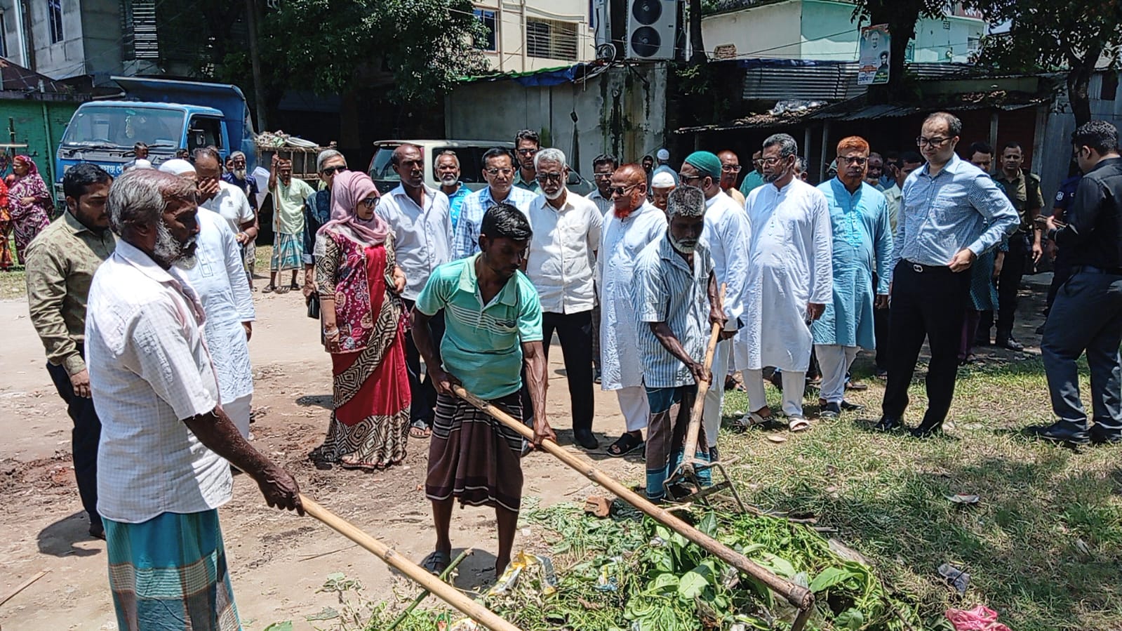 মশার প্রজননস্থল ধ্বংসে যৌথ উদ্যোগে মাঠে নামল জেলা প্রশাসন, জেলা পরিষদ ও পৌরসভা