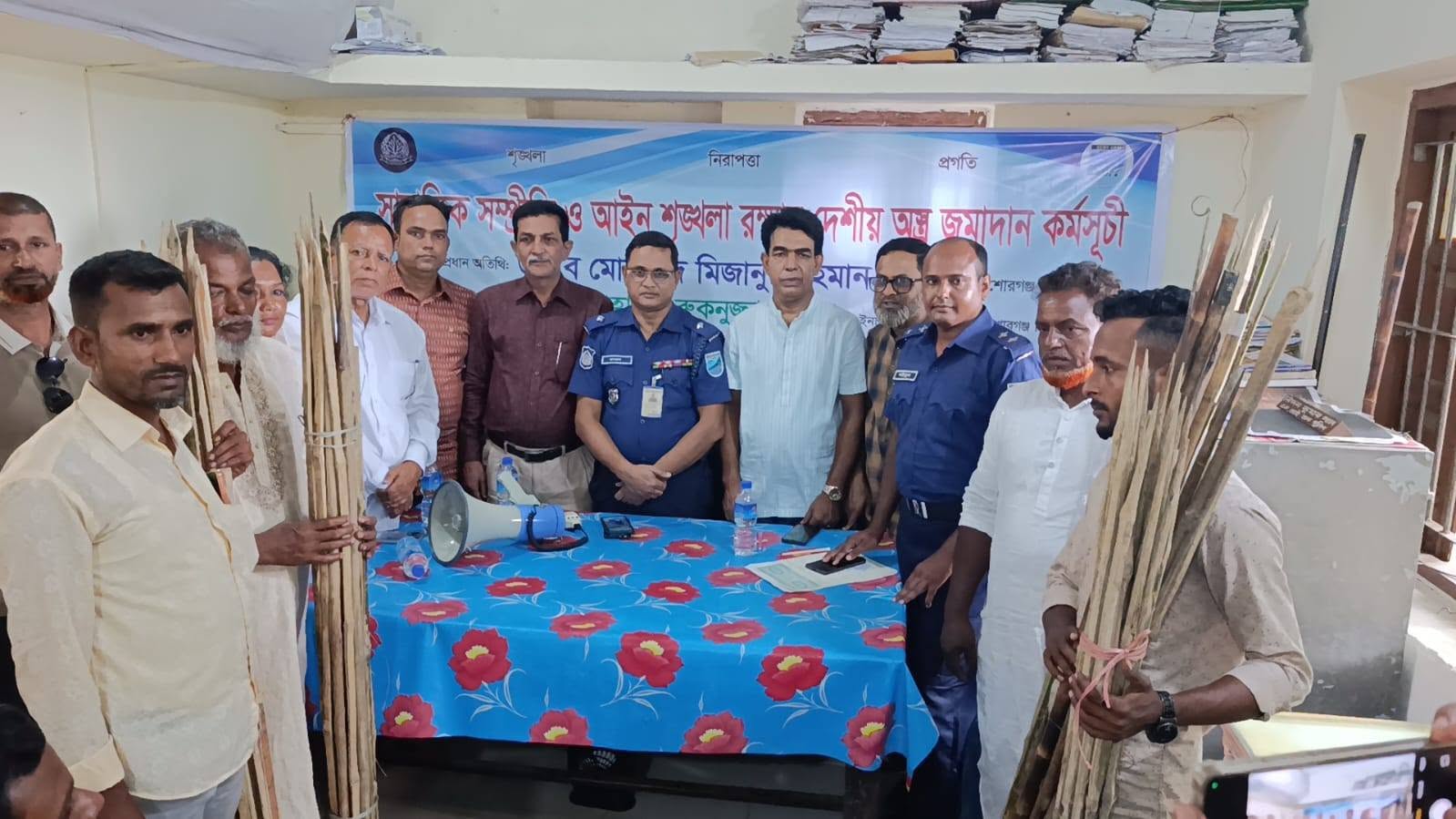 অষ্টগ্রামে ‘অস্ত্রের বদলে আস্থা’ কর্মসূচি, পুলিশের কাছে জমা পড়ল দেশীয় অস্ত্র