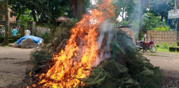 কিশোরগঞ্জের মিঠামইনে ৩ লাখ টাকার নিষিদ্ধ জাল পুড়িয়ে ধ্বংস