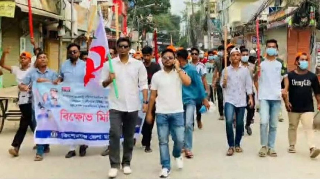 লাঠি-বৈঠা হাতে কিশোরগঞ্জে ছাত্রলীগের মিছিল