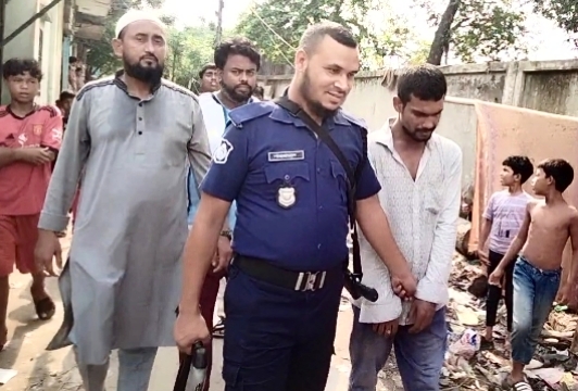 ভৈরবে ইয়াবাসহ মাদক কারবারি আটক, পুলিশের কাছে সোপর্দ