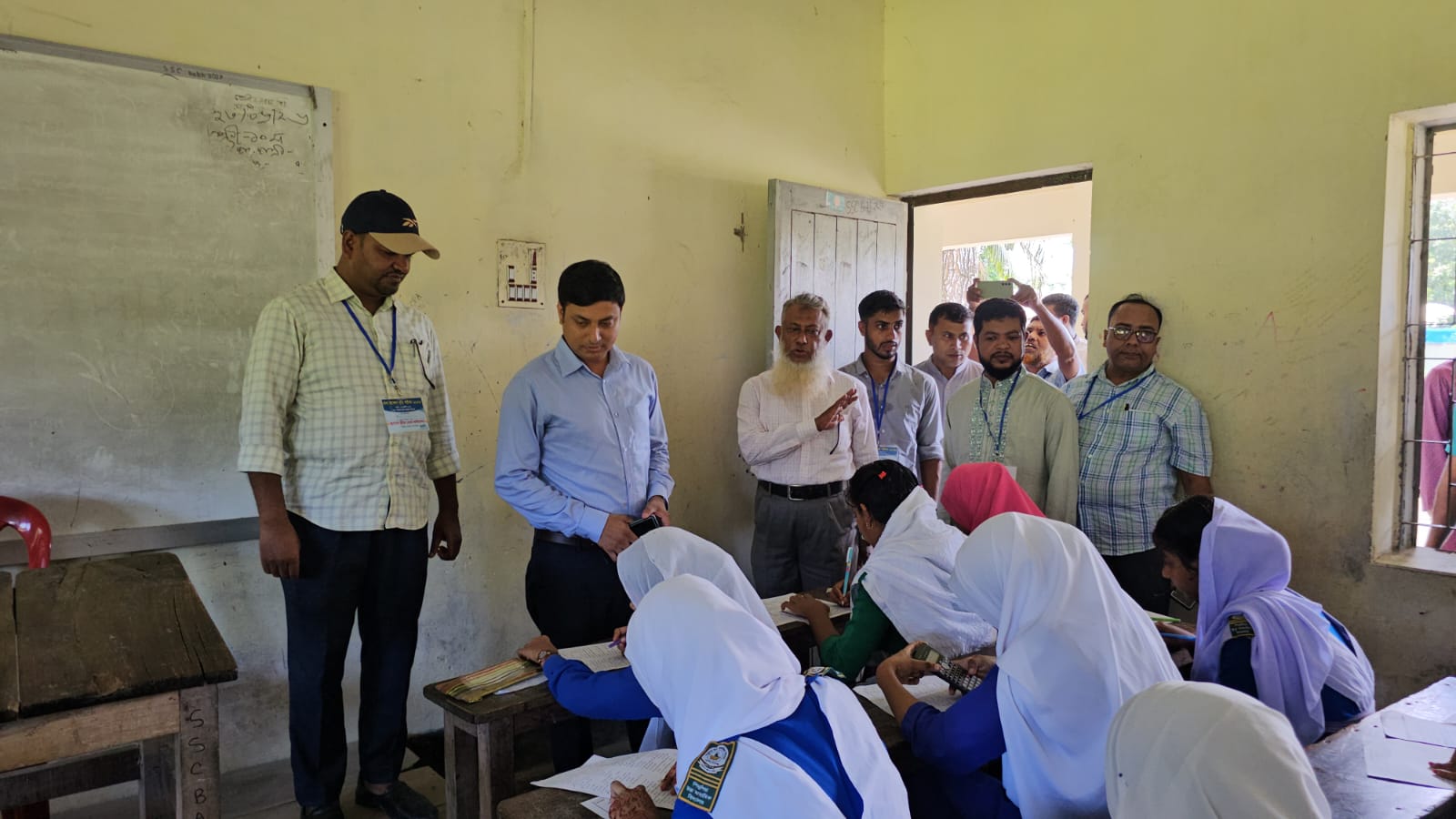 শিক্ষার মানোন্নয়নে ব্যতিক্রমী উদ্যোগ, পাকুন্দিয়ায় মেধা অন্বেষণ বৃত্তি পরীক্ষা অনুষ্ঠিত