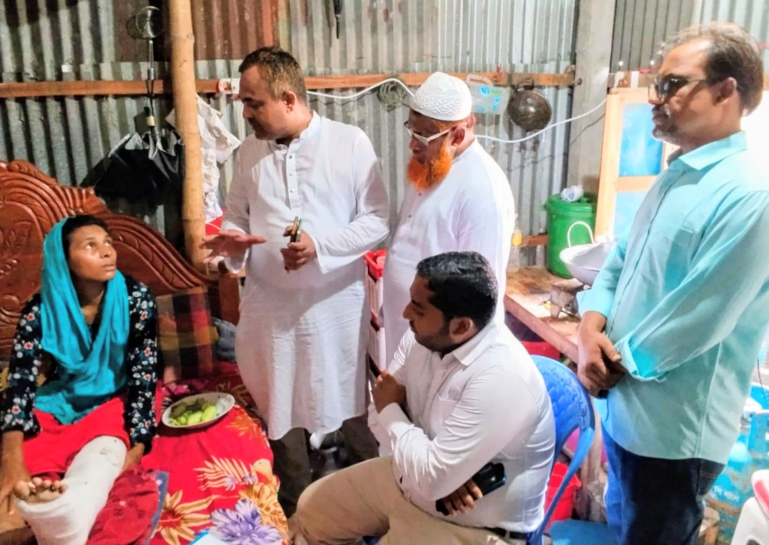 সাংবাদিকের প্রতিবেদনে সাড়া, অসহায় আম বিক্রেতার পাশে উপজেলা প্রশাসন